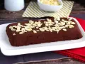 Une délicieuse marquise au chocolat, parsemée d'amandes effilées, attend d'être dégustée.