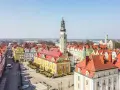 Rynek w Bolesławcu z ratuszem i wieżą zegarową to główne bolesławiec atrakcje. Kolorowe kamienice tworzą malowniczy widok.