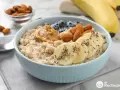 Avena cremosa con plátano, arándanos, almendras y mantequilla de maní. Una guía visual de como cocinar avena para un desayuno nutritivo.