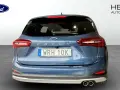 Blå Ford Focus med registreringsskylten WRH 10K. Perfekt för din nästa ford focus serviceintervall.