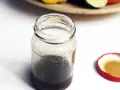 Słoik z domowym sosem balsamicznym i otwartą czerwoną zakrętką.