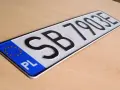 Tablica rejestracyjna SB 7903E z symbolem Unii Europejskiej i literami PL.