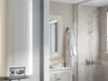 Scaldabagno bianco moderno in un bagno. Potrebbe essere la causa del fischio.