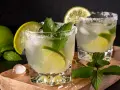 Orzeźwiające mojito z limonką i miętą, idealne na upalne dni. Lód, cukier i świeże składniki tworzą idealną kompozycję.