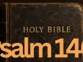Stara, skórzana Biblia z napisem "Holy Bible" i pomarańczowym tekstem "Psalm 140".