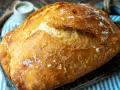 Frisch gebackenes Brot mit knuspriger Kruste, perfekt für den Pizzastein bei richtiger Temperatur.