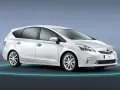 Biały minivan Toyota Prius+ z niebieskim obrysem na ciemnym tle.