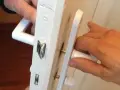 Maintenant, je vais vous montrer comment démonter une poignée de porte clipsable.