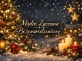 Śnieżna noc, choinka, świece i gwiazdy tworzą magiczną atmosferę. Złoty napis "Mądre Życzenia Bożonarodzeniowe" zaprasza do ciepłych chwil.