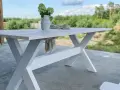 Stół ogrodowy z desek, idealny na letnie przyjęcia. Zobacz, jak zrobić stół ogrodowy z desek krok po kroku!