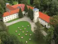 Trzebieszowice zamek na skale, otoczony zielenią, z dziedzińcem i ogródkiem kawowym.