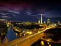 Berlin bei Nacht: Fernsehturm, Dom und Spreeufer. Ein Blick von einem der vielen Aussichtspunkte Berlins.