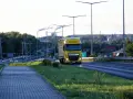 Żółta ciężarówka EXPOL jedzie drogą, symbolizując mobilność i wyzwania związane z pakietem mobilności a umową zlecenie.