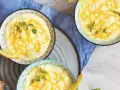 Tre coppette di deliziosa mousse al limone, guarnite con scorza di limone e menta fresca.