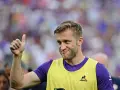 Jakub Zakrzewski z kciukiem w górze, uśmiechnięty, w żółtej kamizelce treningowej.