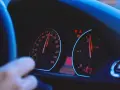Blick auf das Armaturenbrett eines Autos. Der Tacho zeigt 120 km/h, die Drehzahl ist bei 2000 U/min. Die Tacho-Toleranz ist hierbei zu beachten.
