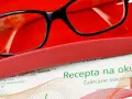 Okulary w etui i dokument z napisem "Recepta na okulary". Ważność recepty na okulary jest kluczowa dla zakupu nowych szkieł.