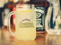 Orzeźwiająca Lynchburg Lemonade w słoiku z logo Jack Daniel's. Idealny przepis na lato.