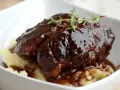 Policzki wieprzowe w sosie własnym, podane na purée ziemniaczanym. Pyszny przepis jak u Gessler!