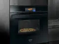 Modern ugn med touchskärm som visar en pizza. Denna Siemens studioline ugn har ångfunktion för perfekt bakning.