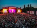 Koncert na Orange Warsaw Festival z tłumem widzów i artystą na telebimie.