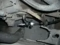 Mechanizm regulacji linki sprzęgła w samochodzie. Widoczny element pozwala na precyzyjne ustawienie naciągu linki.