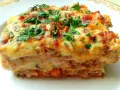 Pyszna lasagne Ani Starmach, z warstwami mięsa, sosu i sera, posypana świeżą natką pietruszki.