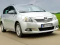 Srebrny Toyota Verso w ruchu. Rozważając toyota verso - wady i zalety, warto zwrócić uwagę na jego przestronność i komfort.