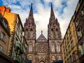 La cathédrale de Clermont-Ferrand, une des plus belles cathédrales de France, se dresse fièrement entre des immeubles anciens.