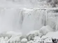 Las cataratas del Niágara, cubiertas de hielo y nieve, crean un paisaje invernal majestuoso.