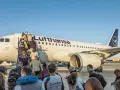 Pasażerowie wsiadają po schodkach do samolotu Lufthansa.