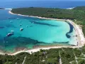 Turkusowa zatoka z łodziami, jedna z najpiękniejszych plaż w Chorwacji.