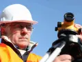 Jak zostać geodetą? Kluczowe kroki i wymagania, które musisz znać