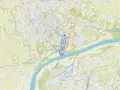 Mapa turystyczna Sandomierza i okolic. Zaznaczony szlak pieszy lub rowerowy, prowadzący przez centrum miasta i wzdłuż Wisły. Atrakcje Sandomierza i okolic.