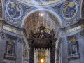 Magnifique baldaquin baroque au-dessus de la tombe de Saint Pierre dans la basilique. L'or et le marbre brillent sous la lumière.