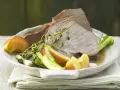 Plastry pieczonej cielęciny z jabłkami, zieloną cebulką i tymiankiem. Idealne połączenie smaków, które podpowiada, jakie przyprawy do cielęciny wybrać.