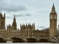 Pałac Westminsterski i Big Ben to ikony, które koniecznie trzeba zobaczyć w Londynie. Most Westminsterski pełen ludzi.