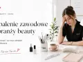 Zmęczona stylistka z dłonią na czole, przy biurku z kosmetykami. Temat: wypalenie zawodowe w branży beauty.