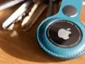 Ein blauer AirTag-Schlüsselanhänger mit Apple-Logo und Schlüsselbund. So funktioniert ein AirTag: Er nutzt Bluetooth LE und Ultra Wideband zur Ortung.