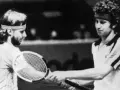 Borg y McEnroe, dos leyendas del tenis, se dan la mano en la cancha.