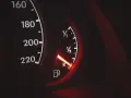 Wskaźnik paliwa na desce rozdzielczej pokazuje niski poziom. To może być objaw za niskiego poziomu paliwa w gaźniku.