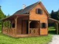 Drewniany domek letniskowy z werandą i zadaszeniem. Solidny, niski fundament pod domek letniskowy drewniany zapewnia stabilność.