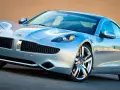 Srebrny Fisker Karma z eleganckimi liniami i sportowymi felgami, gotowy na podbój drogi.