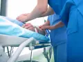 Pacjent na łóżku szpitalnym, pielęgniarki przy kroplówce. Czy to początek drogi do pokonania choroby a?