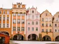 Kolorowe kamienice na rynku w Jeleniej Górze. Altstadt zachwyca architekturą, a zimowy dzień dodaje uroku.