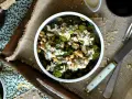 Ensalada de brócoli con aderezo cremoso y frutos secos. Una opción deliciosa para tus recetas con brócoli.