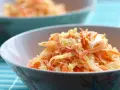 Un bol de véritable sauce coleslaw, mélange frais de chou râpé et de carottes, assaisonné de poivre noir.