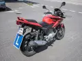 Czerwony motocykl Honda CBF125 z tablicą "L" i numerem rejestracyjnym WA7 7061, gotowy do nauki jazdy na prawo jazdy a1.