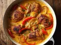 En gryta med kycklinglårfile recept i krämig sås med paprika och lök.