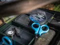 Alles für die beste Karpfenmontage: Fluorocarbon-Schnur, Schere und Zubehör in einer Tacklebox.